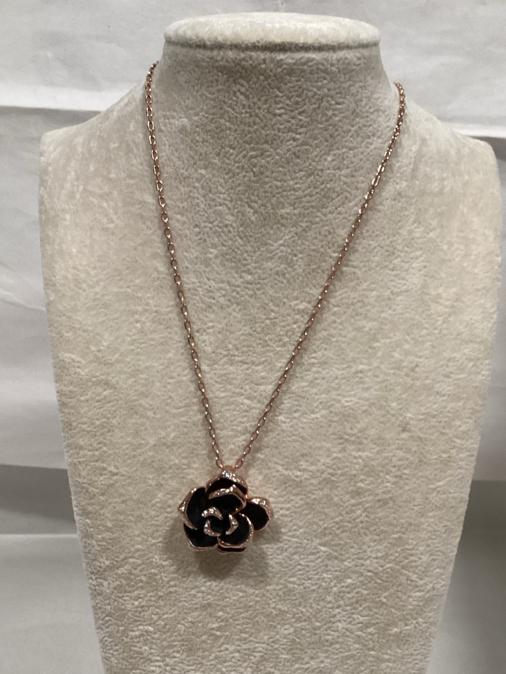 Rose Gold-Plated Black Flower Pendant Necklace